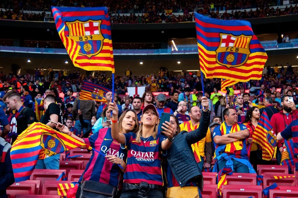 Fans vom FC Barcelona - Christian Bertrand / Shutterstock.com